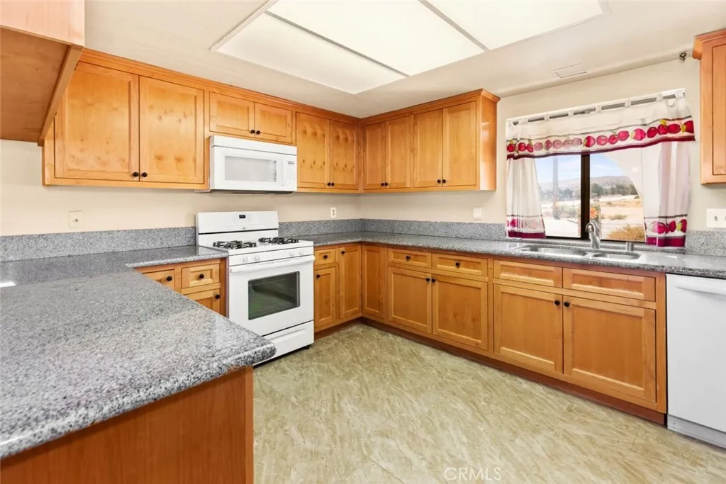 4507 W Avenue N, Lancaster, California 93536 home-pic-25