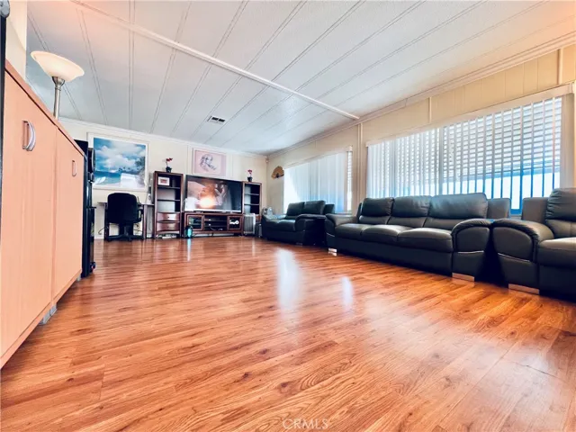 Living room - view 6
