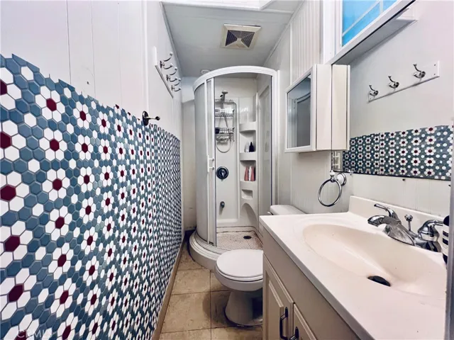 3rd bathroom - view 2