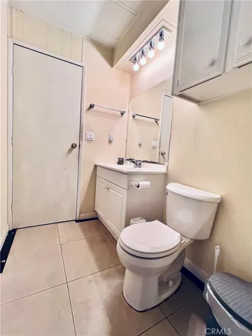 2nd bathroom - view 4