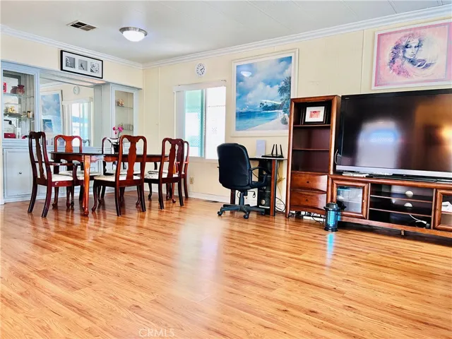 Living room open to dining area - view 8