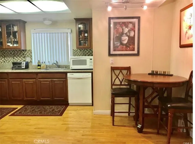 Breakfast area next to kitchen - view 1