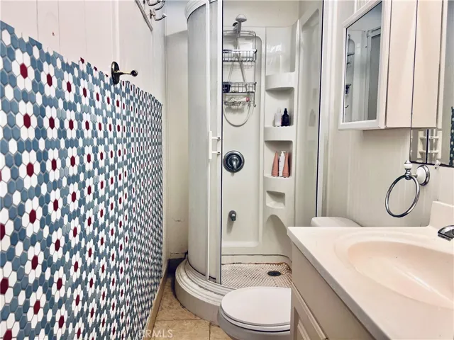 3rd bathroom - view 3