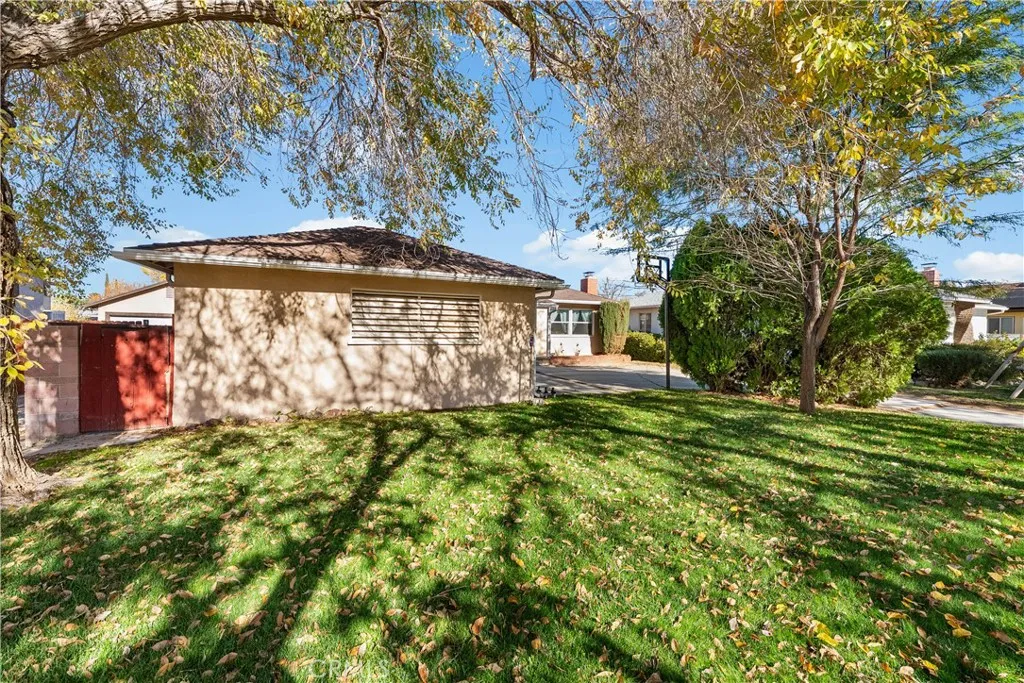 1335 W Ivyton, Lancaster, California 93534 home-pic-38