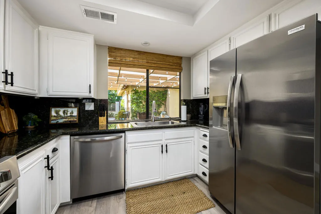 146 Las Lomas, Palm Desert, California 92260 home-pic-10