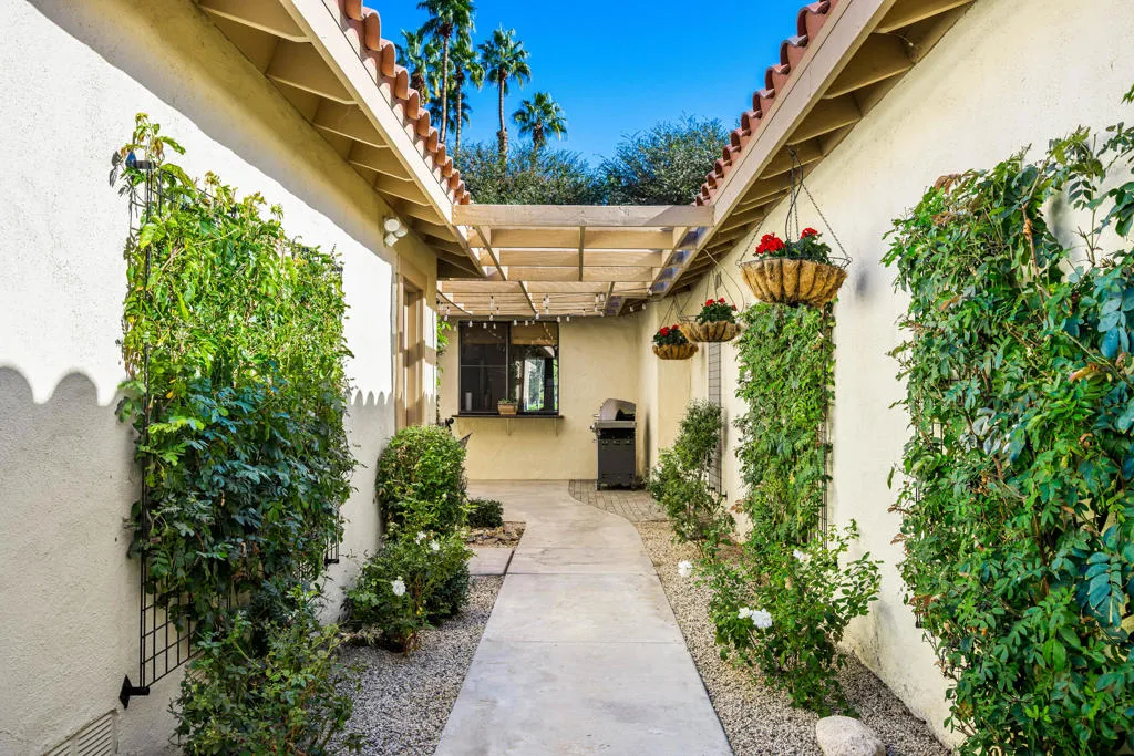 146 Las Lomas, Palm Desert, California 92260 home-pic-1