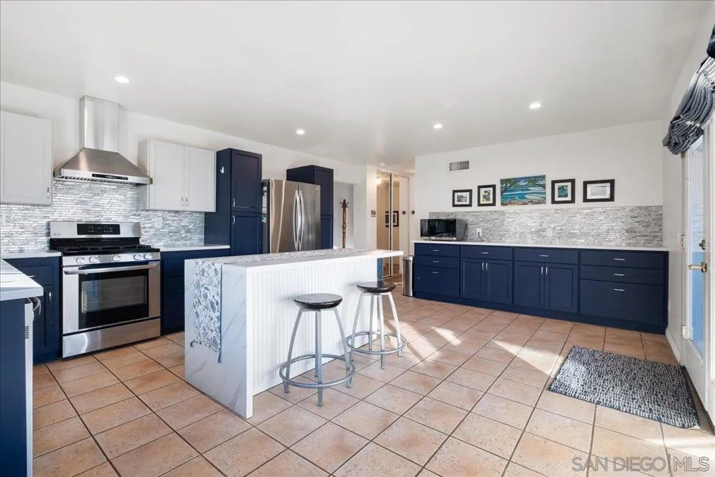 10853 Westonhill Dr, San Diego, California 92126 home-pic-4