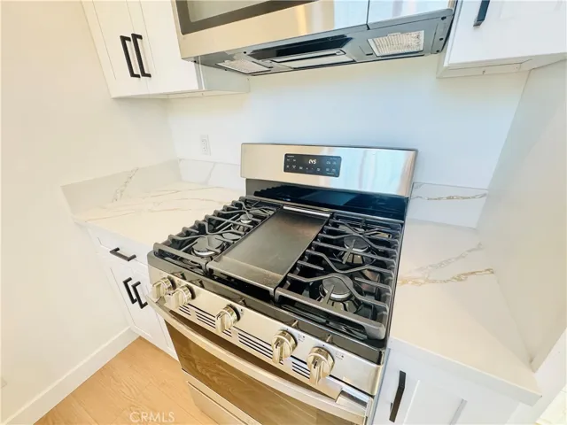 Gas stove and microwave included