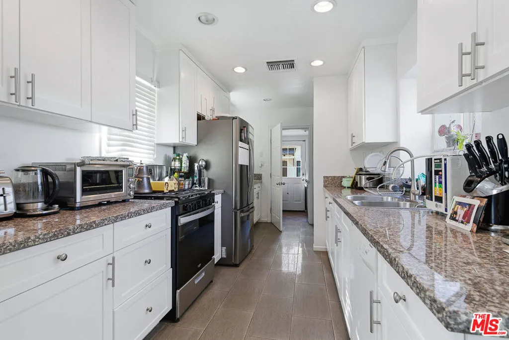 611 N Buena Vista Street, Burbank, California 91505 home-pic-11