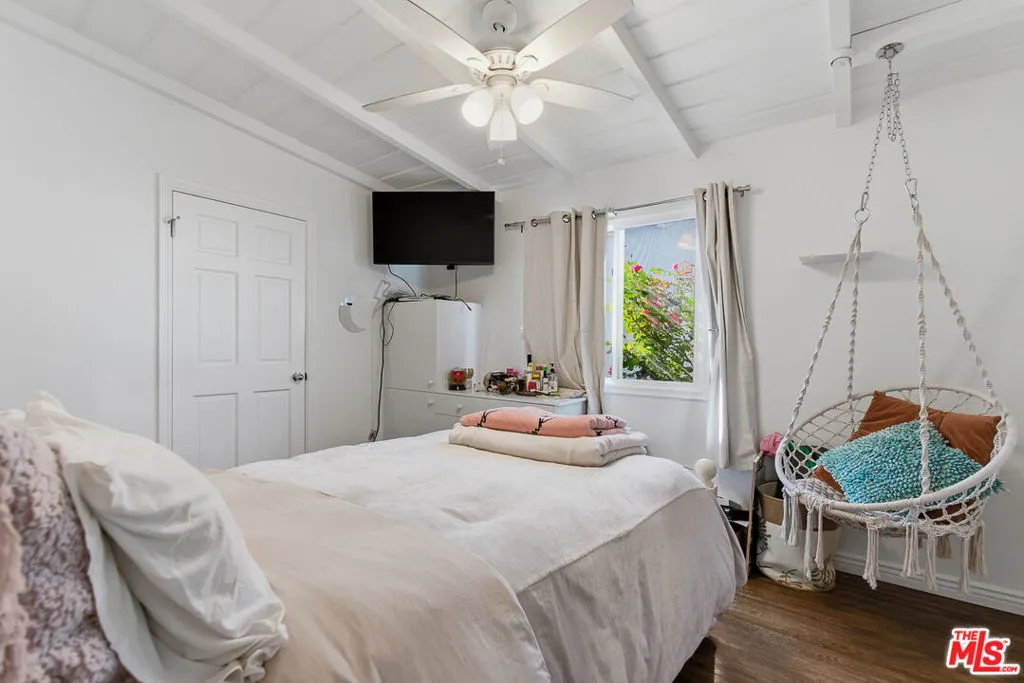611 N Buena Vista Street, Burbank, California 91505 home-pic-16