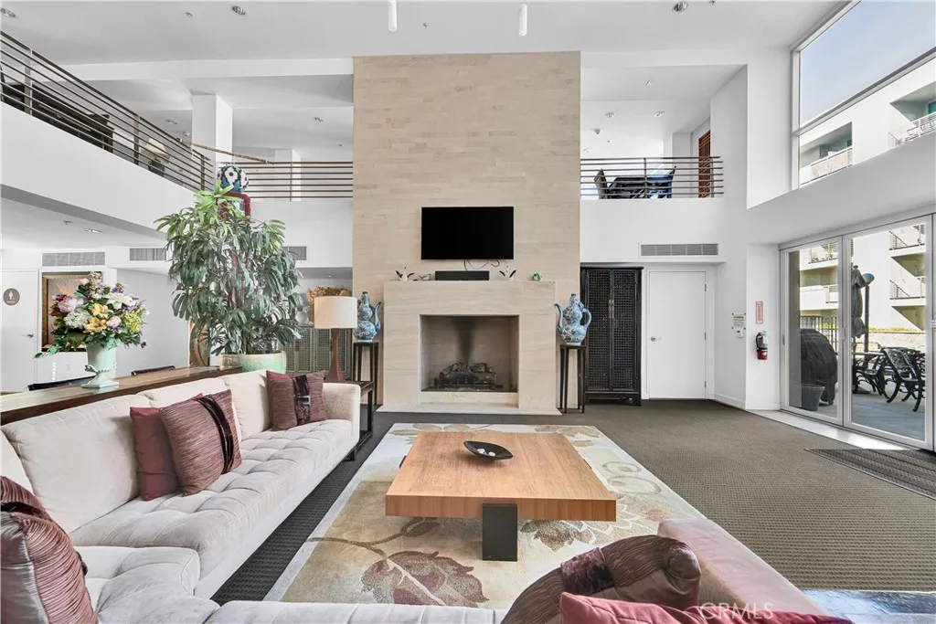 267 S San Pedro, Los Angeles, California 90012 home-pic-4