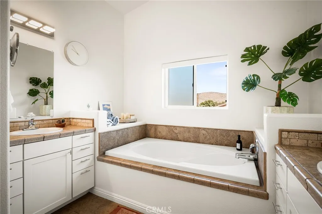 7573 Cardillo, Yucca Valley, California 92284 home-pic-25