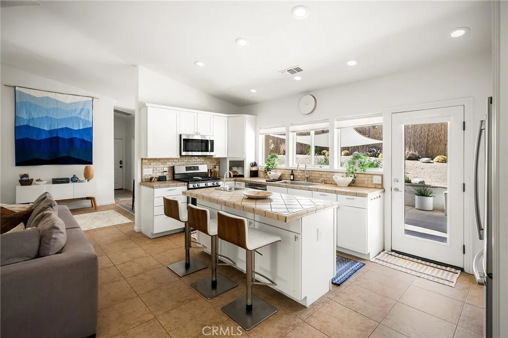 7573 Cardillo, Yucca Valley, California 92284 home-pic-13