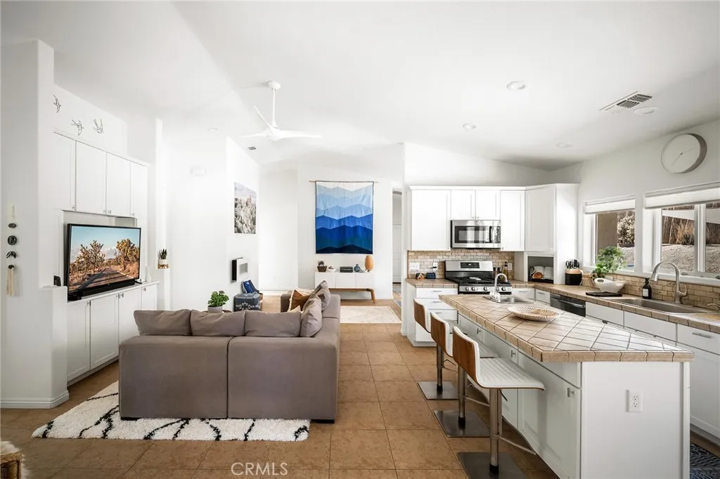 7573 Cardillo, Yucca Valley, California 92284 home-pic-12