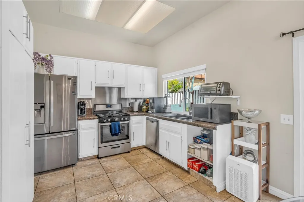 302 Daystar Drive, Perris, California 92571 home-pic-11