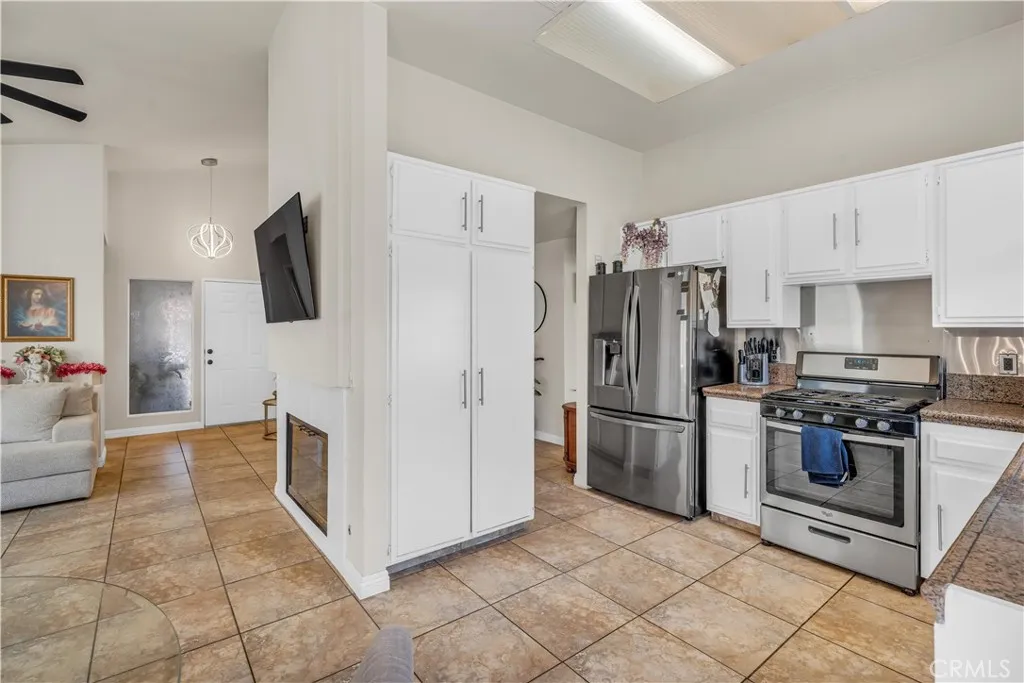 302 Daystar Drive, Perris, California 92571 home-pic-12