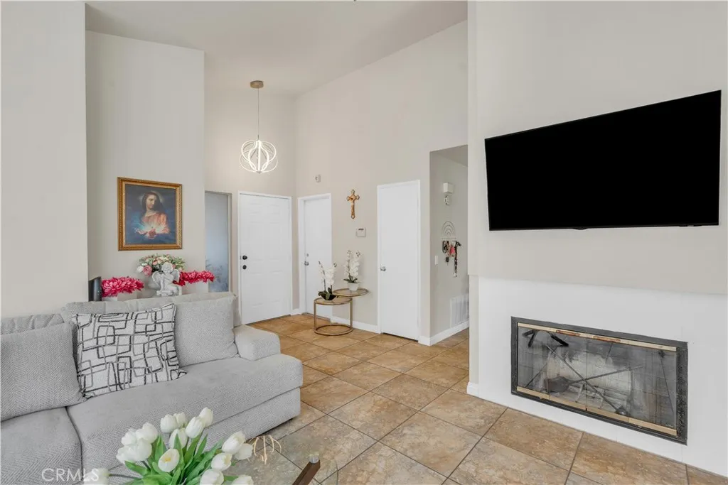 302 Daystar Drive, Perris, California 92571 home-pic-8