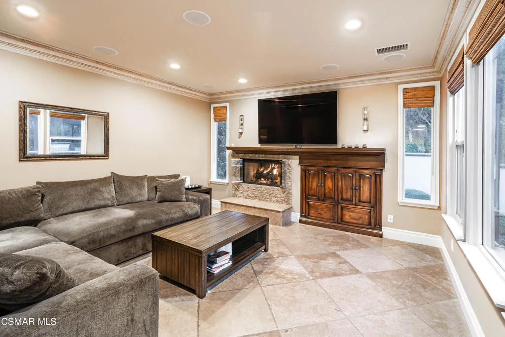 551 Rustic Hills Drive, Simi Valley, California 93065 home-pic-9
