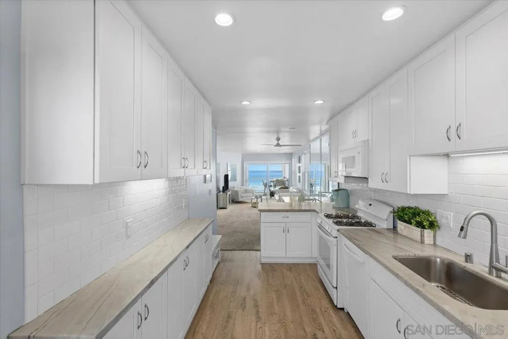 3755 Ocean Front Walk 18, San Diego, California 92109 home-pic-31