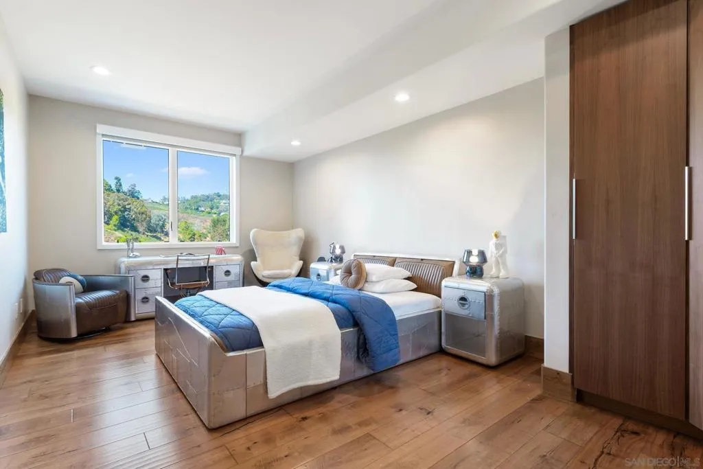 6617 Muirlands Dr, La Jolla, California 92037 home-pic-44