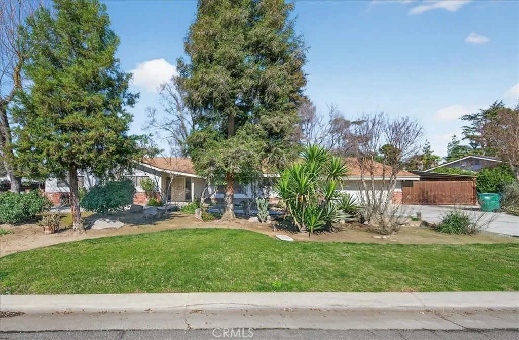 5867 E Club View, Fresno, California 93727 home-pic-1