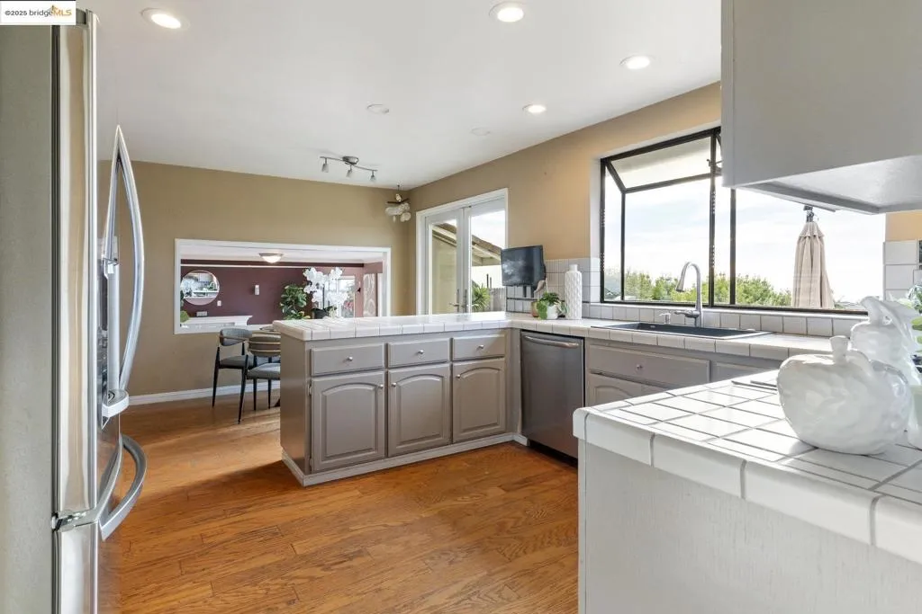 8071 Phaeton, Oakland, California 94605 home-pic-8