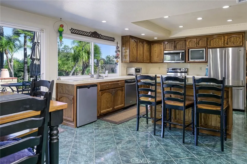 14531 Viewcrest Drive, Riverside, California 92504 home-pic-3