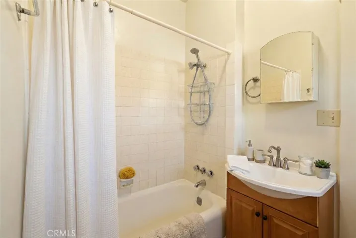 This home has been virtually staged for illustrative purposes only. The images may depict furniture, décor, or finishes that are not included in the sale. Virtual staging is intended to help visualize the potential of the space and may not reflect actual room dimensions or current conditions.