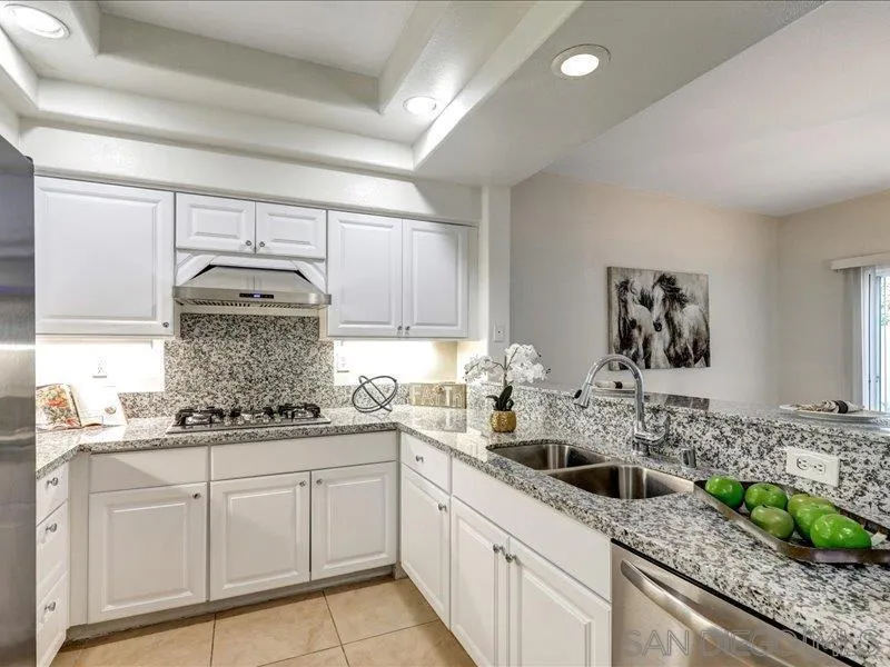 8641 Via Mallorca F, La Jolla, California 92037 home-pic-8