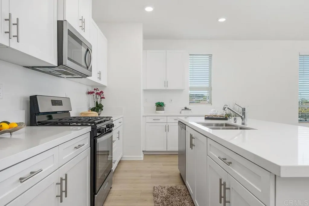 1047 Arrowood Trail, Vista, California 92081 home-pic-12