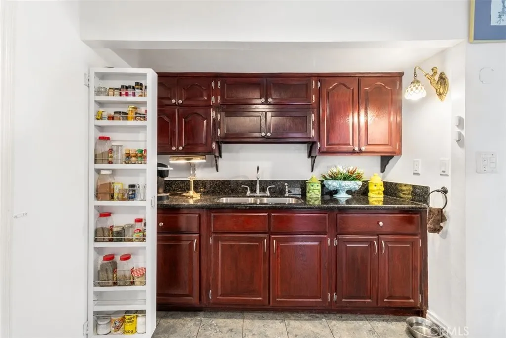 657 W 66th, Los Angeles, California 90044 home-pic-14