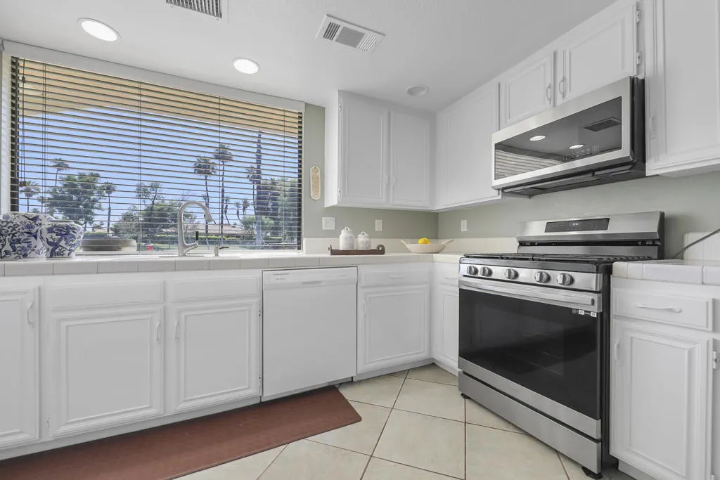 118 Las Lomas, Palm Desert, California 92260 home-pic-8