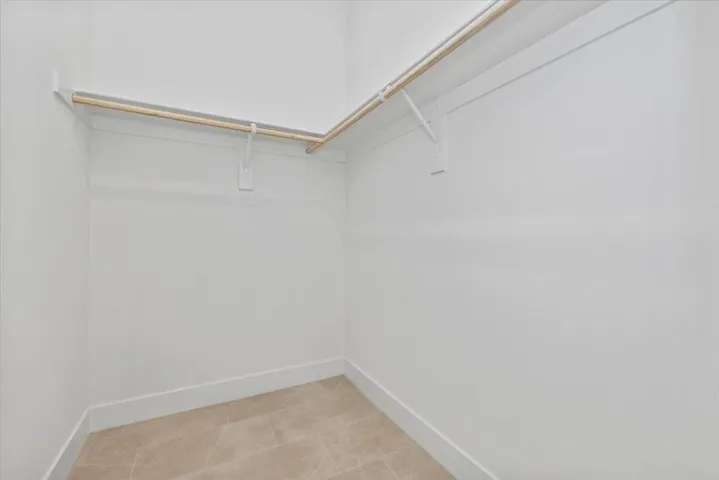 29-Walk In Closet