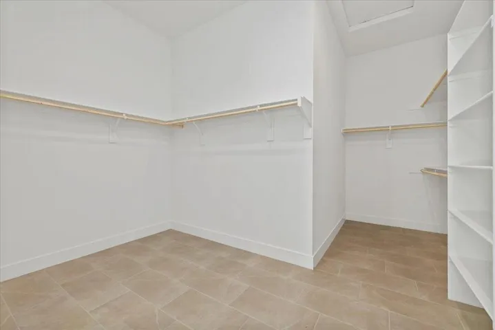 40-Walk In Closet
