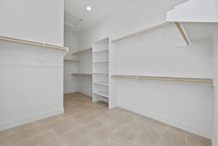41-Walk In Closet