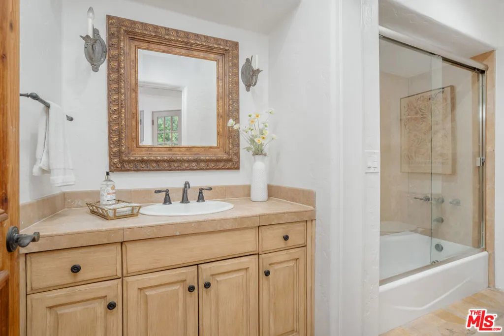 2917 N Poinsettia Avenue, Manhattan Beach, California 90266 home-pic-33