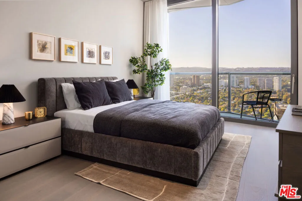 211 W Elm Court 11e, Los Angeles, California 90067 home-pic-2