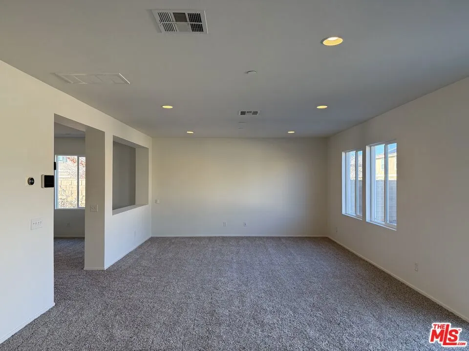 1735 W Newgrove Street, Lancaster, California 93534 home-pic-9