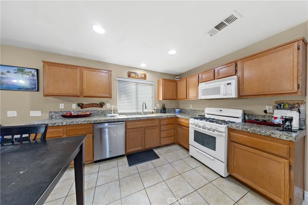 27864 Maywood Bend, Menifee, California 92585 home-pic-3