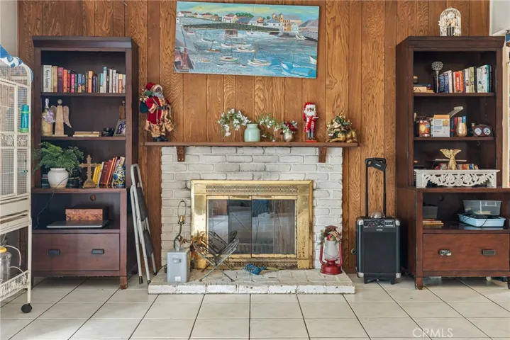 FAMILY RM W/FIRE PLCE