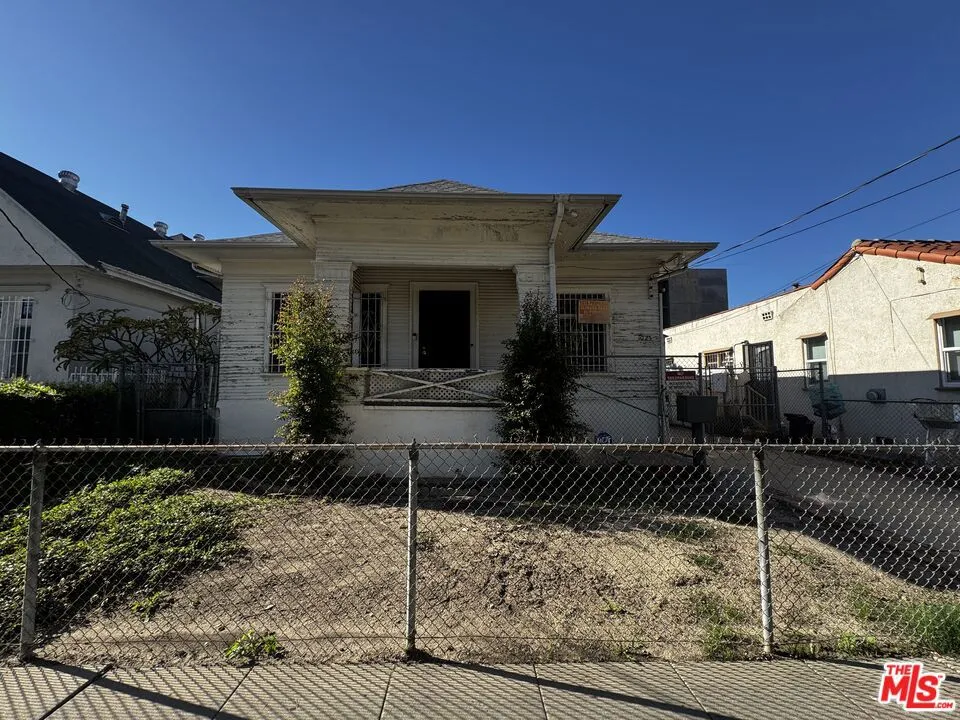 1025 S Kenmore Avenue, Los Angeles, California 90006 home-pic-2