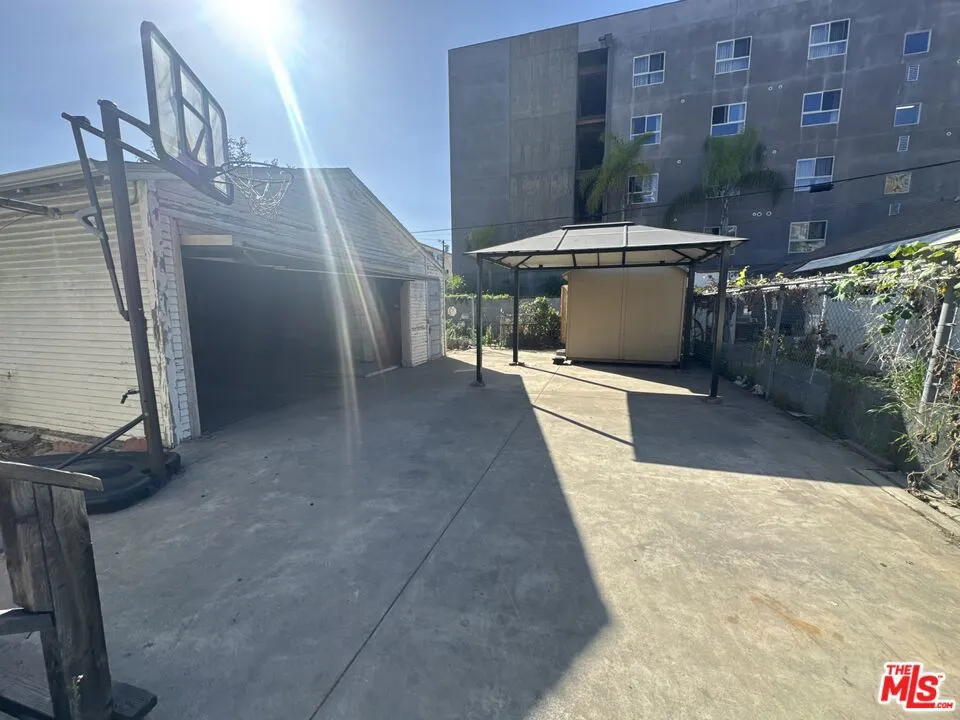 1025 S Kenmore Avenue, Los Angeles, California 90006 home-pic-4