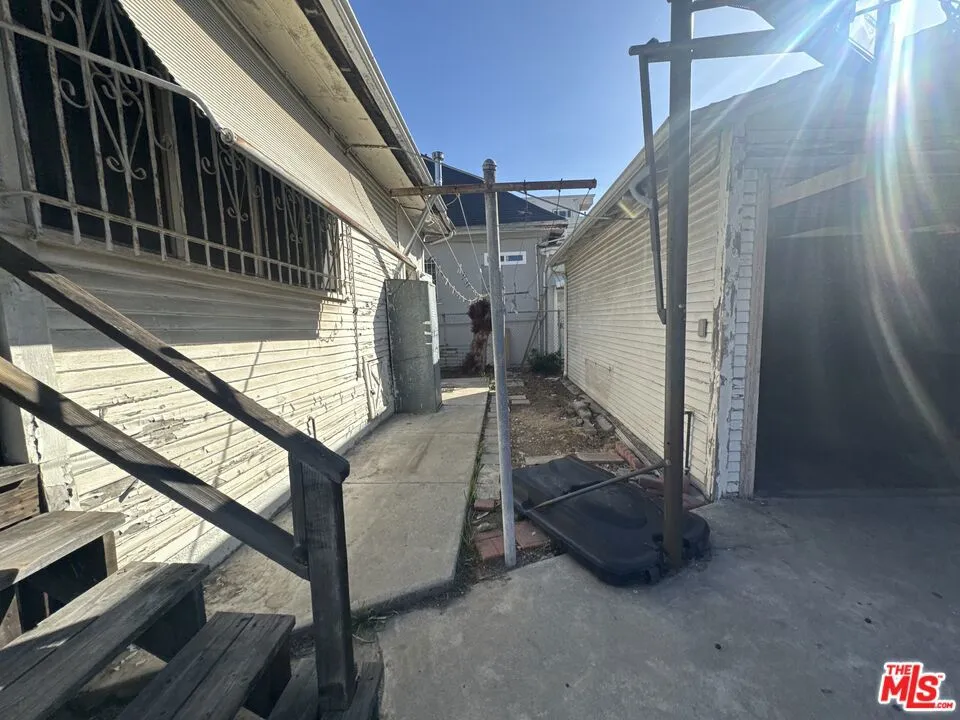 1025 S Kenmore Avenue, Los Angeles, California 90006 home-pic-3
