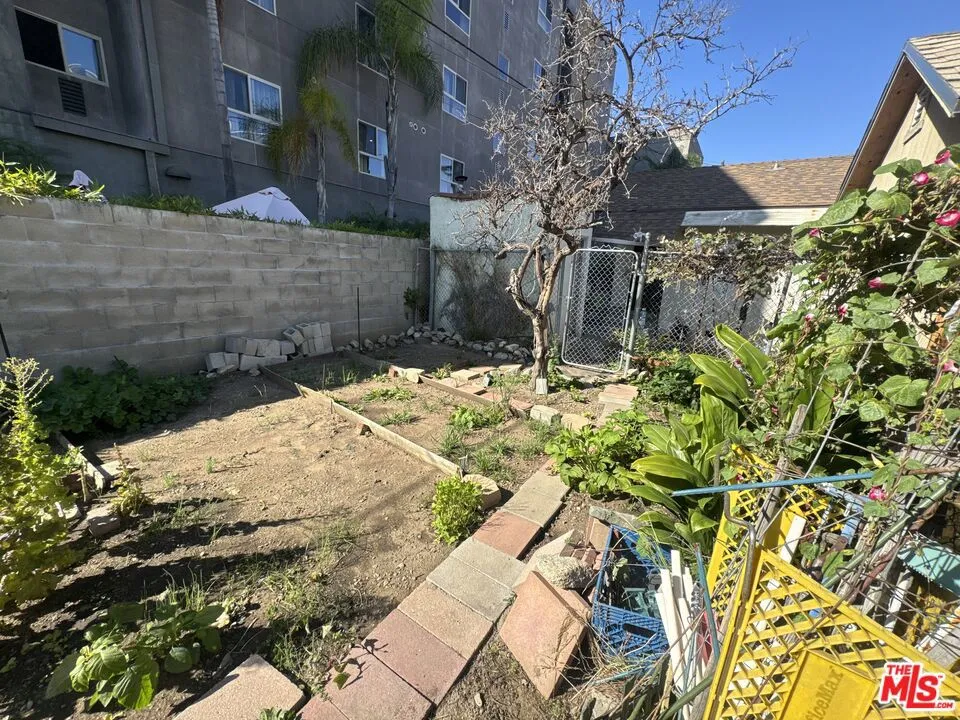 1025 S Kenmore Avenue, Los Angeles, California 90006 home-pic-5