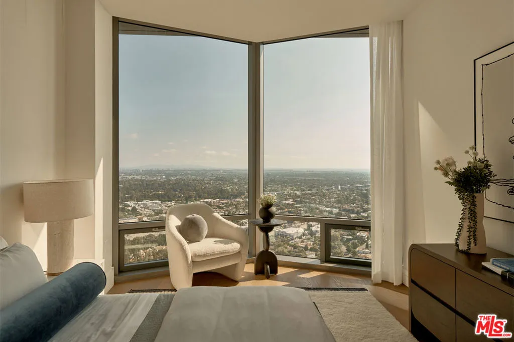 211 W Elm Court 29c, Los Angeles, California 90067 home-pic-7