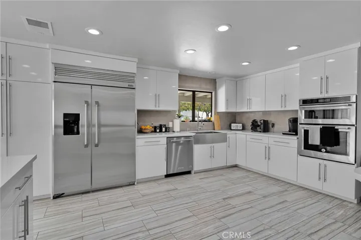 Built-in commercial grade appliances