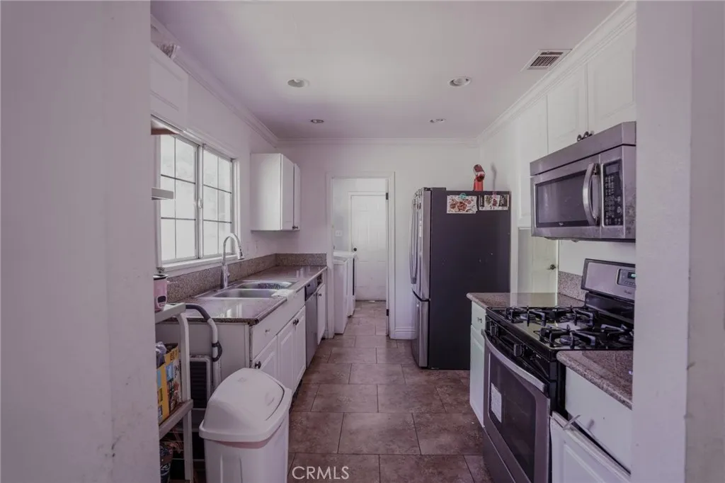 630 E 119th, Los Angeles, California 90059 home-pic-16