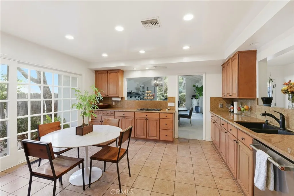 15936 Valley Wood Road, Sherman Oaks, California 91403 home-pic-7