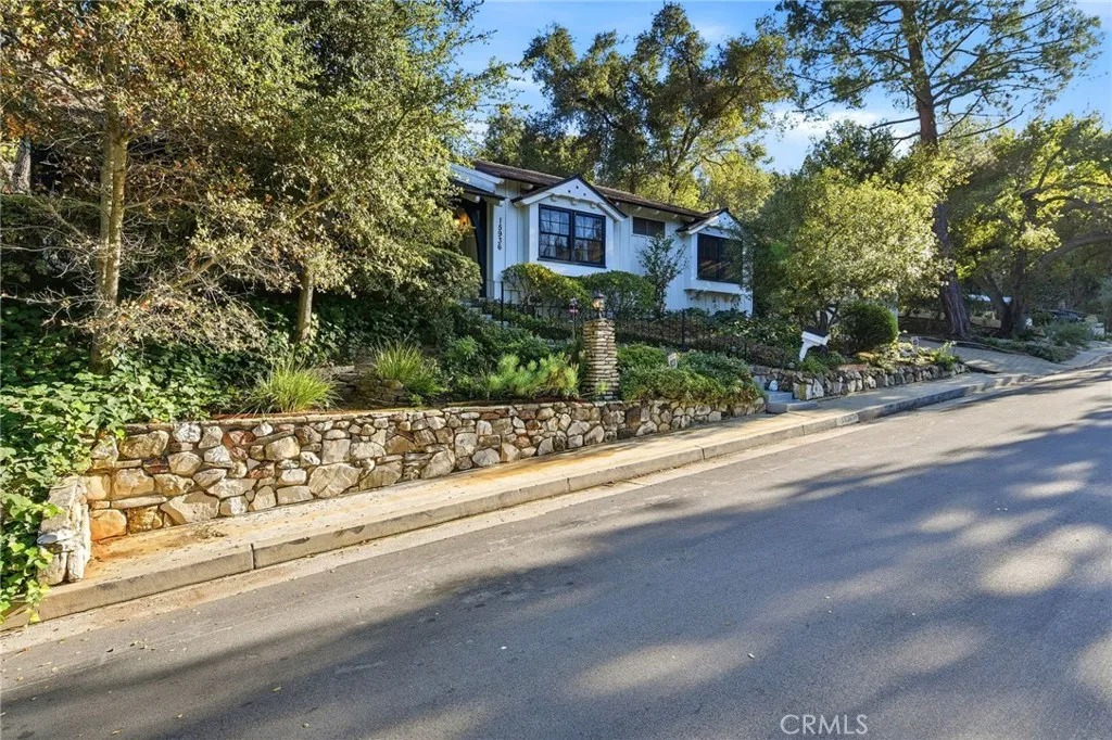 15936 Valley Wood Road, Sherman Oaks, California 91403 home-pic-1