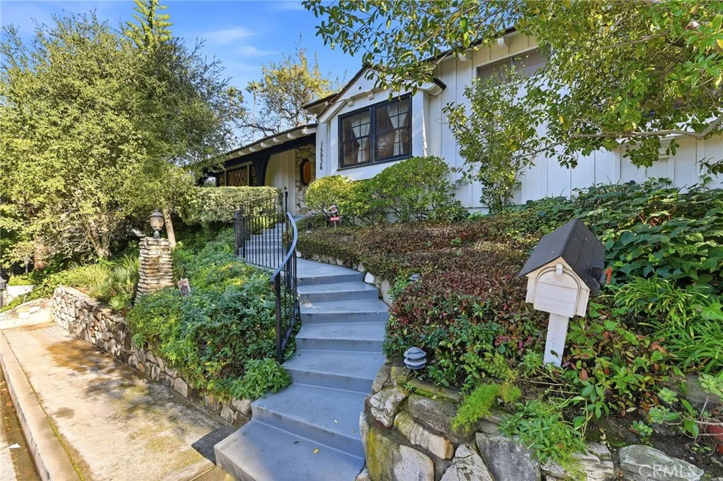 15936 Valley Wood Road, Sherman Oaks, California 91403 home-pic-2